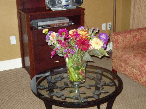 P8300014 Flowers beautify the hotel room