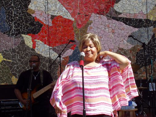 P9030002 Mavis Staples - daytime show