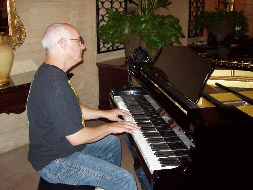 P9060103 Tinkling on the ivories