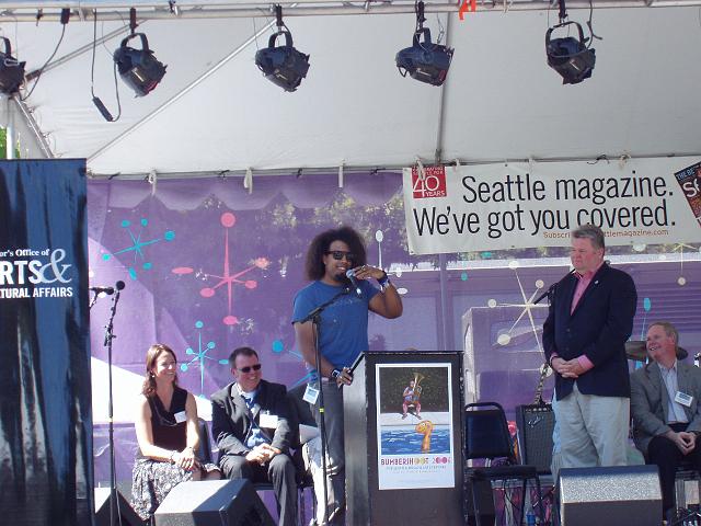 P9010024.JPG - Reggie Watts accepts his award