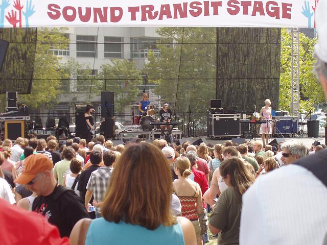 P9020026.JPG - Seattle female band The Trucks